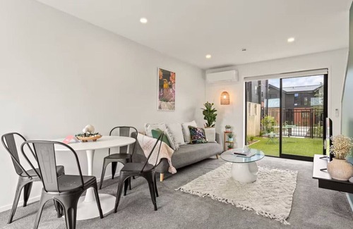 Henderson Casa | Vibrant 2 bed Henderson Abode