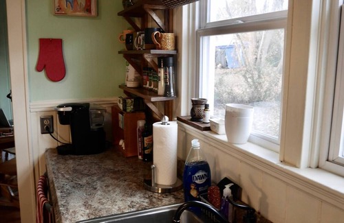 Summerlee Casa | Vibrant 2 Bedroom Home, Conveniently Close To The New River Gorge National Park.