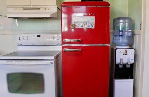 Summerlee Casa | Vibrant 2 Bedroom Home, Conveniently Close To The New River Gorge National Park.