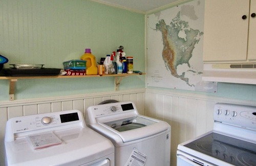 Summerlee Casa | Vibrant 2 Bedroom Home, Conveniently Close To The New River Gorge National Park.