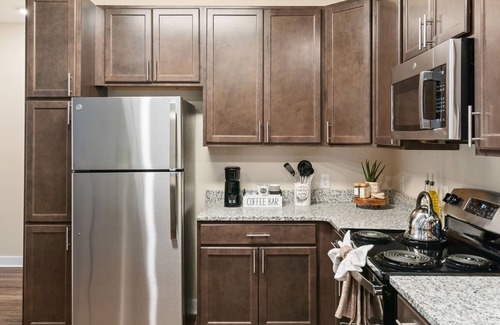 Stafford Apartamento | Vibrant 2 beds/2 baths apartment, just 1 mile from Stafford Hospital