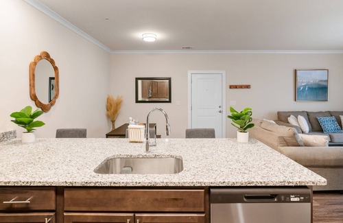 Stafford Apartamento | Vibrant 2 beds/2 baths apartment, just 1 mile from Stafford Hospital