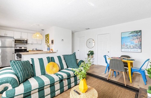 Sailboat Bend Condominio | Vibrant 2BR Getaway - Côte d’Azur Near Riverwalk