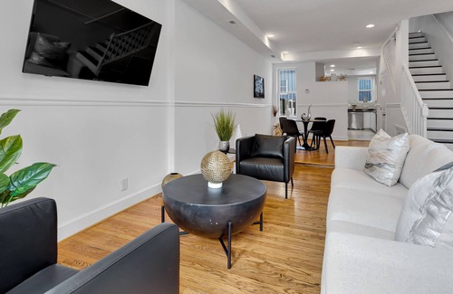 Trinidad Casa | Vibrant 3 bedroom DC with beautiful rear patio