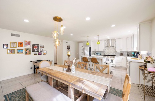 City of Industry Casa | Vibrant 5BR/2BA Ranch Home w/ Poo & Hot Tub l King Bed 2000 Sqft -Disneyland!