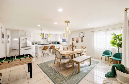 City of Industry Casa | Vibrant 5BR/2BA Ranch Home w/ Poo & Hot Tub l King Bed 2000 Sqft -Disneyland!