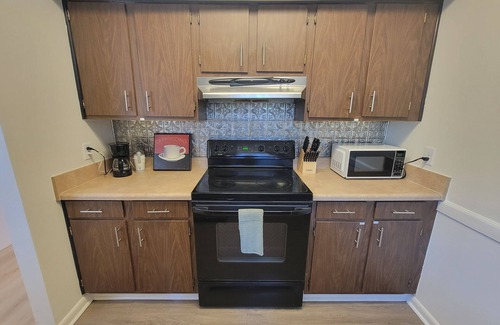 Northeast Pensacola Casa | Vibrant Airport 2bdr Central Pensacola Getaway