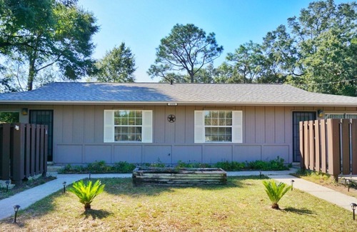 Northeast Pensacola Casa | Vibrant Airport 2bdr Central Pensacola Getaway