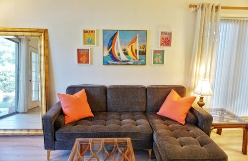Northeast Pensacola Casa | Vibrant Airport 2bdr Central Pensacola Getaway