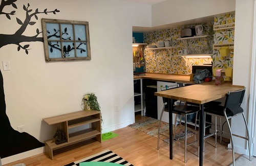 North End Apartamento | Vibrant and Funky Retreat on Fern Lane
