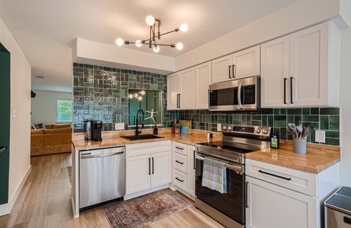 Sweetbriar Casa | BEST SXSW Spot - Sleeps 8, Themed Speakeasy Bar, Close to SoCo & Rainey