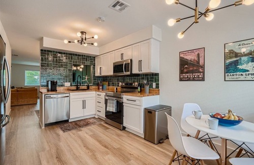 Sweetbriar Casa | BEST SXSW Spot - Sleeps 8, Themed Speakeasy Bar, Close to SoCo & Rainey