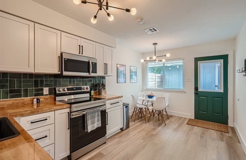 Sweetbriar Casa | BEST SXSW Spot - Sleeps 8, Themed Speakeasy Bar, Close to SoCo & Rainey