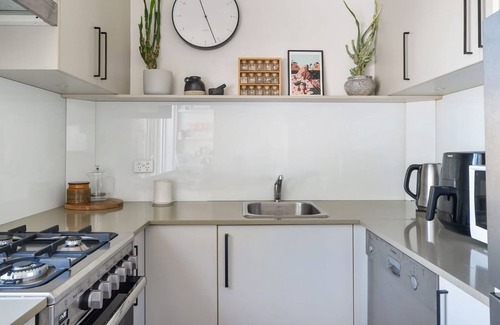 Freshwater Apartamento | Vibrant Beachside Retreat 2BR Unit in Freshwater
