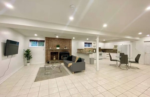 Richmond Hill Casa | Vibrant City Retreat