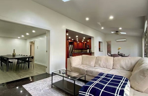 Richmond Hill Casa | Vibrant City Retreat