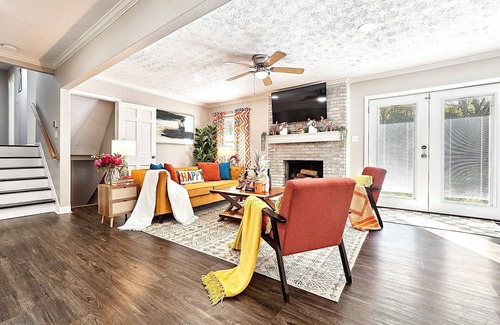 Snellville Casa | Vibrant & Cozy Home-Sleeps 12-King Bed-Fenced Yard