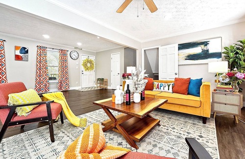 Snellville Casa | Vibrant & Cozy Home-Sleeps 12-King Bed-Fenced Yard