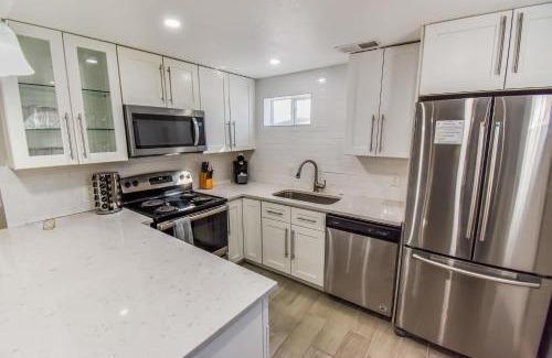 Berkley Casa | Vibrant & Cozy Two Bedroom Lower Unit King Beds