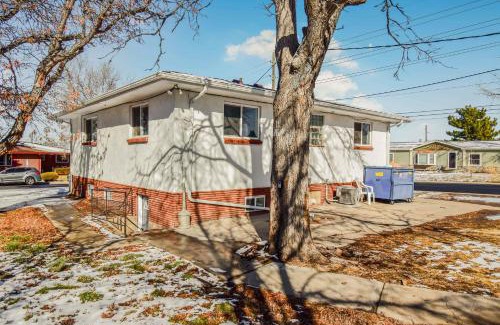 Berkley Casa | Vibrant & Cozy Two Bedroom Lower Unit King Beds
