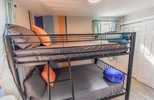 Berkley Casa | Vibrant & Cozy Two Bedroom Lower Unit King Beds