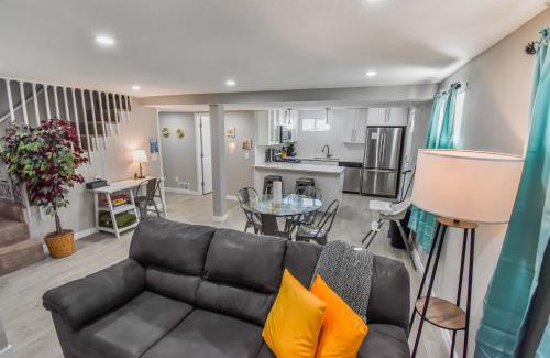 Berkley Casa | Vibrant & Cozy Two Bedroom Lower Unit King Beds