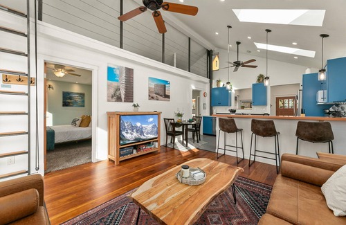 Martinez Park Casa | Vibrant Downtown Bungalow – Walk Everywhere!