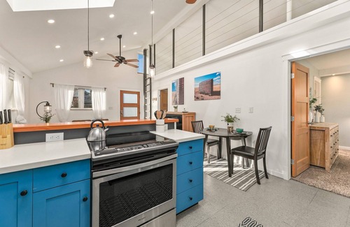Martinez Park Casa | Vibrant Downtown Bungalow – Walk Everywhere!