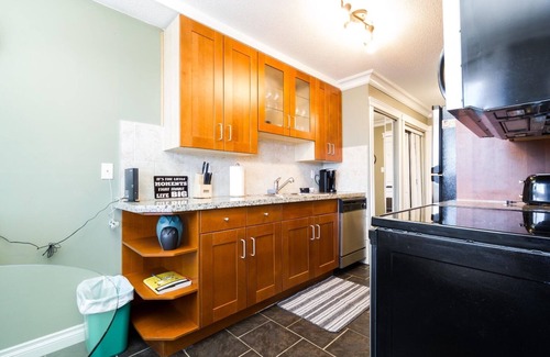 North Central Edmonton Apartamento | Vibrant Escapade Bright and spacious one bedroom min to NAIT Great for students