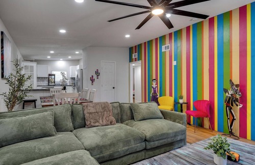 Shearer Hills - Ridgeview Casa | Vibrant Fiesta-Style Retreat