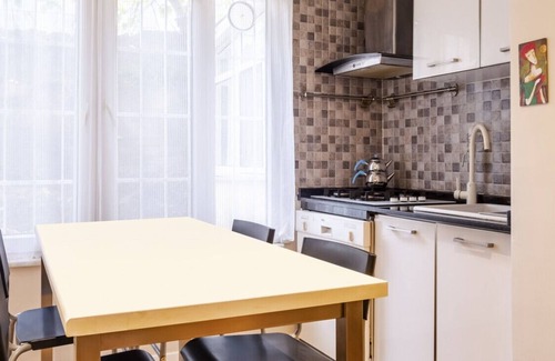 Gayrettepe Apartamento | Vibrant Flat Close to Zorlu Center with Backyard