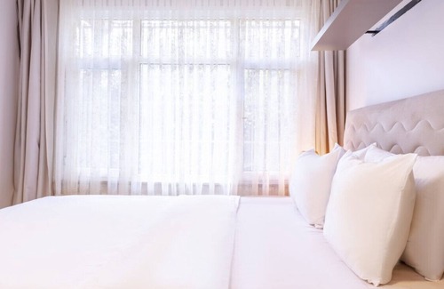 Gayrettepe Apartamento | Vibrant Flat Close to Zorlu Center with Backyard