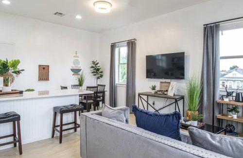 Central City Apartamento | Vibrant Gray Downtown Loft