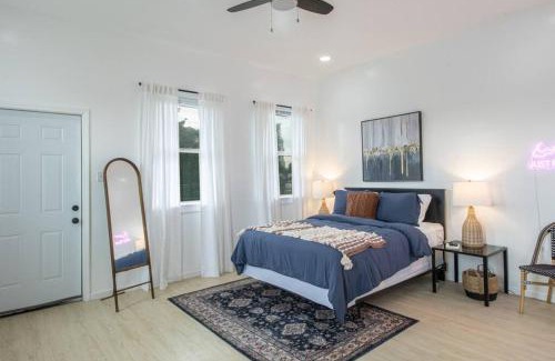 Central City Apartamento | Vibrant Gray Downtown Loft