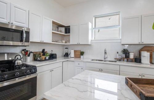 Central City Apartamento | Vibrant Gray Downtown Loft