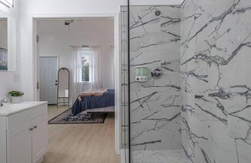 Central City Apartamento | Vibrant Gray Downtown Loft