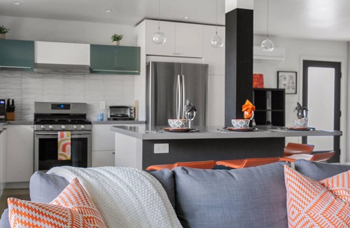 Mission Hills Apartamento | Vibrant Hillside Retreat with Harbor Views, King bed