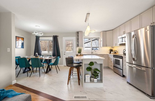 East Kootenay Casa | Vibrant In The Valley | 4 Bedroom Getaway | Arcade