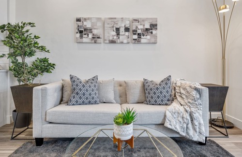 Crescent Heights Casa | Vibrant Inner City Townhome Private Garage ⭐️