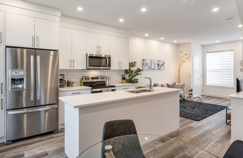 Crescent Heights Casa | Vibrant Inner City Townhome Private Garage ⭐️