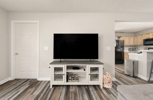 Auburn Condominio | Vibrant Living Near Auburn University l 4BR 4BA
