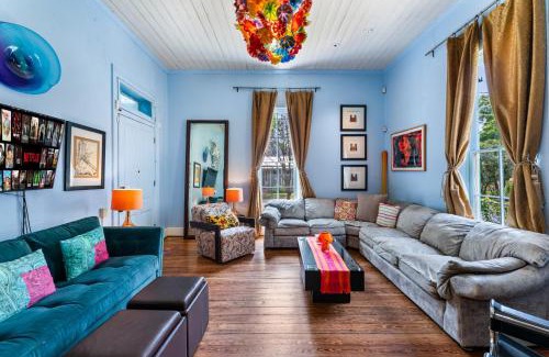 Southtown Casa | Vibrant Location Artistic Home Downtown King Bed