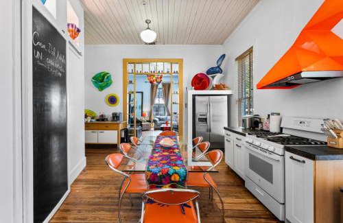 Southtown Casa | Vibrant Location Artistic Home Downtown King Bed