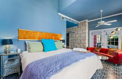 Southtown Casa | Vibrant Location Artistic Home Downtown King Bed