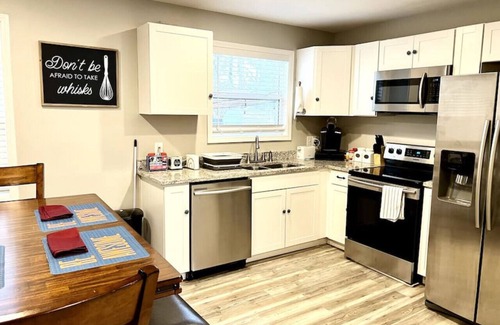 Greensboro Casa | Vibrant Modern Home in the Heart of Greensboro