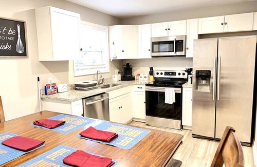 Greensboro Casa | Vibrant Modern Home in the Heart of Greensboro