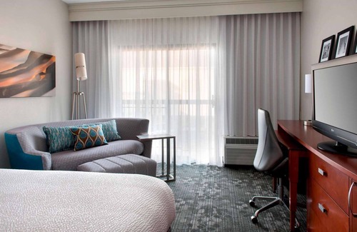 Middletown Hotel | Vibrant Nightlife at Amazing Middletown Hotel | 3 Rooms w/ Patio