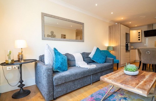 Redcliffe Apartamento | Vibrant Old City 2BR Apartment - Full Kitchen WiFi
