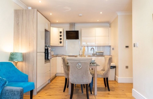 Redcliffe Apartamento | Vibrant Old City 2BR Apartment - Full Kitchen WiFi