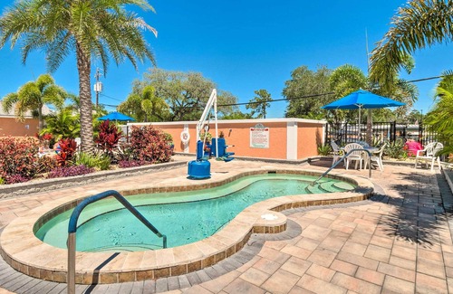 Braden River Cabaña | Vibrant & Pet-Friendly Oasis w/ Resort Perks!